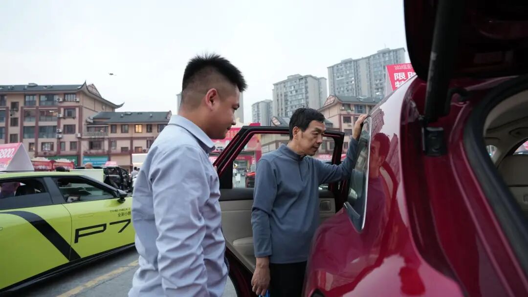 市民在汽车展销现场观摩询价(通讯员 李莫 摄)